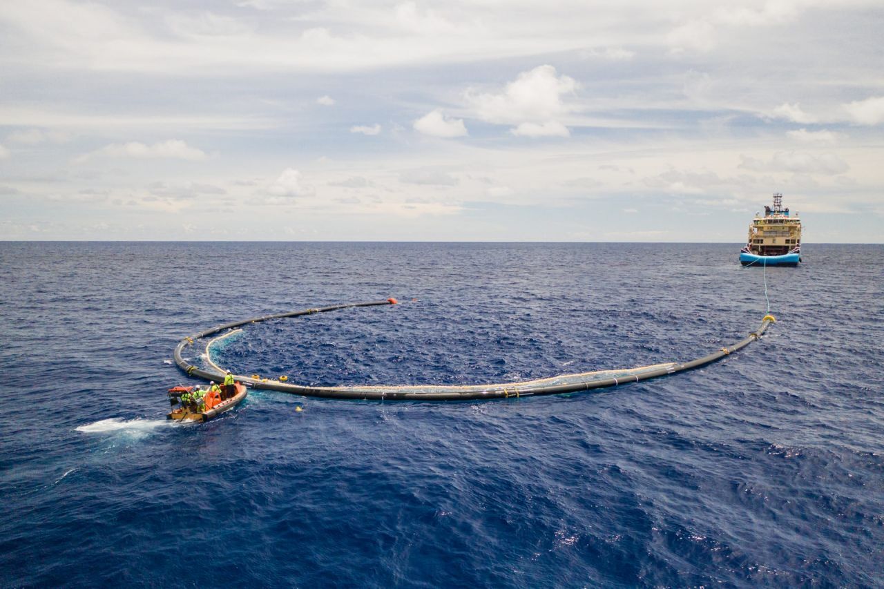 Der Niederländer Boyan Slat gründete das Projekt “The Ocean Cleanup”: Seine schwimmende Müll-Filteranlage ist im Pazifik zwischen Hawaii und den USA im Einsatz. Dort befindet sich der größte Müllstrudel der Erde, der "Great Pacific Garbage Patch". 