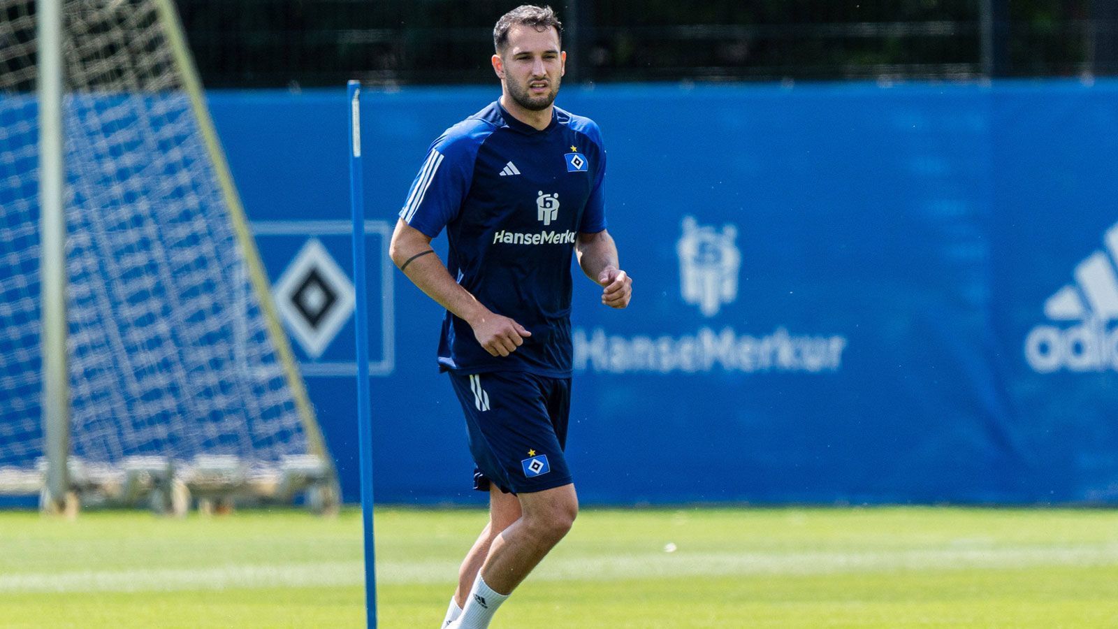 <strong>Levin Öztunali</strong><br>
                Ähnliche Gefühle dürfte auch der Transfer von Levin Öztunali hervorrufen. Der Enkel der mittlerweile verstorbenen Stürmer-Legende Uwe Seeler trägt ab der kommenden Saison die Farben des Hamburger SV und erfüllt damit einen Wunsch seines Großvaters. Öztunali, der auch für Bayer Leverkusen, Werder Bremen und Mainz 05 aktiv war, kommt ablösefrei von Union Berlin und bindet sich bis 2026 an die Hanseaten.
