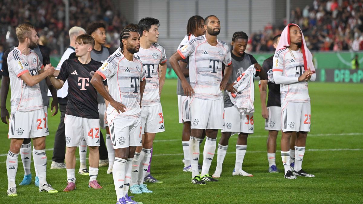 FC Bayern, Schlussjubel, Jubel nach Spielende, Jubel, jubeln, Freude, cheers, vorne Serge GNABRY (M) , Min-Jae KIM (M) , Jonathan TAH (M), Wisdom MIKE (M), Sacha BOEY (M) Fussball, DFB Pokal, 1.Hau...