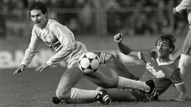 
                <strong>Platz 2: Jerry Cooke (48 Spiele)</strong><br>
                Platz 2: Jerry Cooke (48 Spiele). In der niederländischen Eredivisie gab es einst einen Jerry Cooke (li.), der 48 Spiele in drei verschiedenen Vereinen absolvierte und kein einziges Mal traf. In seiner gesamten Karriere erzielte der Niederländer kein Tor. Als Stürmer.
              