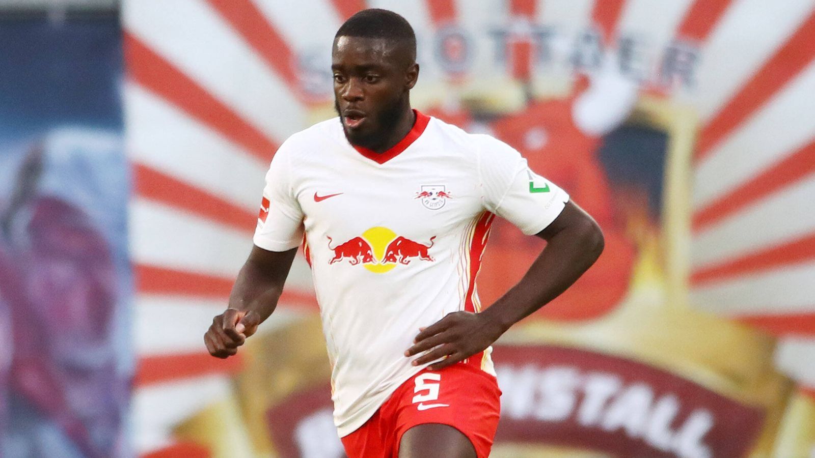 
                <strong>Dayot Upamecano</strong><br>
                Kehrt nach seiner Muskelverletzung etwas überraschend in die Startelf zurück. Wirkt gegen seine künftigen Kollegen zunächst etwas fahrig und streut im Spielaufbau ungenaue Pässe ein. Findet dann aber zu seiner gewohnten Sicherheit. Sieht Gelb für ein Foul an Coman und ist nun auch nächste Woche gesperrt. ran-Note: 3
              