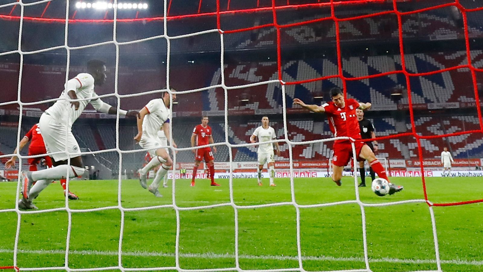 
                <strong>Start des DFB-Pokals</strong><br>
                Eine Woche vor dem Bundesliga-Auftakt, vom 11. bis 14. September, soll die erste Runde des DFB-Pokals über die Bühne gehen. Vorher müssten aber die Landespokalwettbewerbe in dieser Saison zu Ende gebracht werden. Aus Zeitmangel erwägt etwa Niedersachsen, die restlichen Partien per Elfmeterschießen oder gar per Losverfahren zu entscheiden.
              