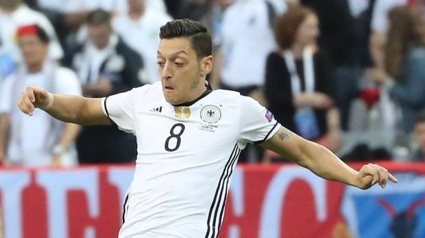
                <strong>Mesut Özil</strong><br>
                Mesut Özil: Bleibt bei dieser Europameisterschaft noch ein Rätsel. Seine besondere Begabung steht außer Frage. Aber was bringt einem Zauberer seine Magie, wenn er sie nicht anwendet? Nur vereinzelt zeigte er, was er wirklich drauf hat. ran-Note: 4+
              