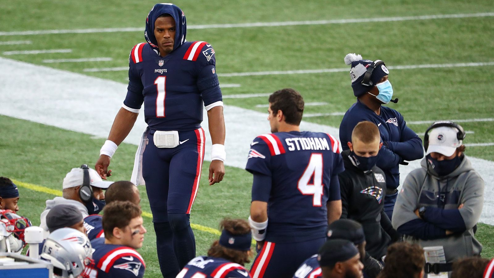 
                <strong>Verlierer: Patriots-Quarterbacks kämpfen um Daseinsberechtigung</strong><br>
                2020 ist eine Saison zum Vergessen für die New England Patriots, die erstmals seit 2008 nicht in den Playoffs spielen. Das stand aber schon in der Woche zuvor fest. Bei der 9:38-Packung im Divisionsduell gegen die Buffalo Bills in Woche 16 wurde Quarterback Cam Newton nach einer erneut sehr schwachen Leistung gebencht, aber auch Ersatz Jarrett Stidham konnte nicht zeigen, dass er etwas bewirken kann. Newton (17/27 erfolgreiche Pässe, 209 Passing Yards, 1 Rushing Touchdown) und Stidham (4/11 erfolgreiche Pässe, 44 Passing Yards, kein Touchdown) müssen sich ernsthaft um ihren Platz sorgen. So kann es zumindest nicht weitergehen. 
              