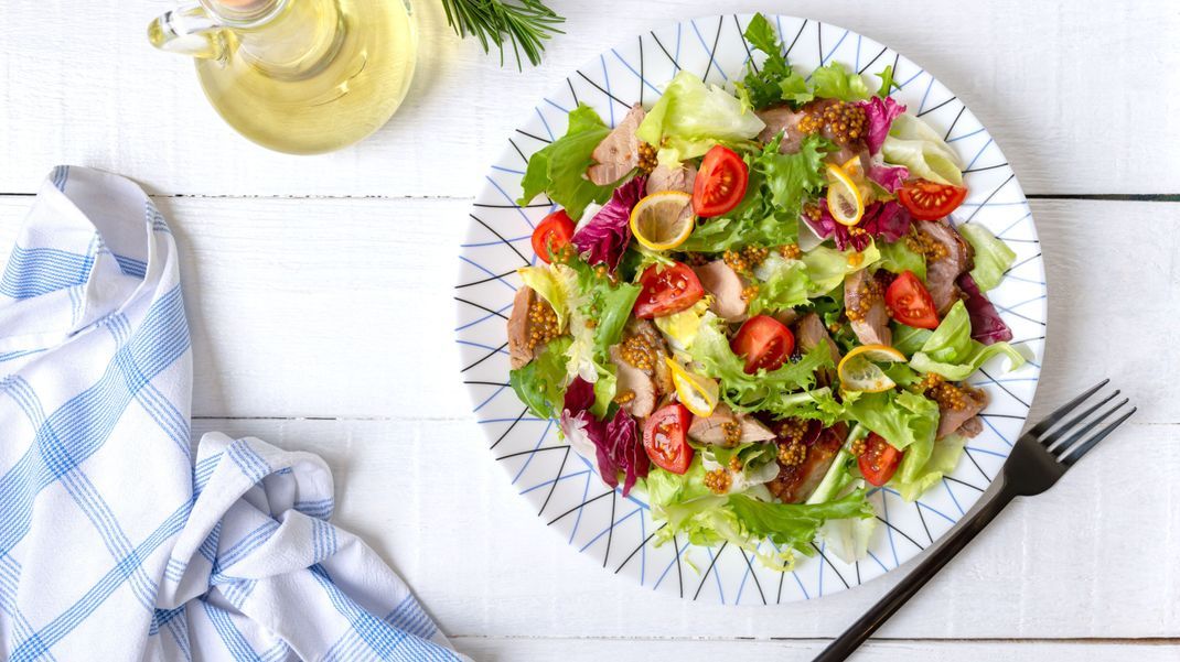 Ein Salat mit Putenbrust ist ein Klassiker, der einfach immer schmeckt.