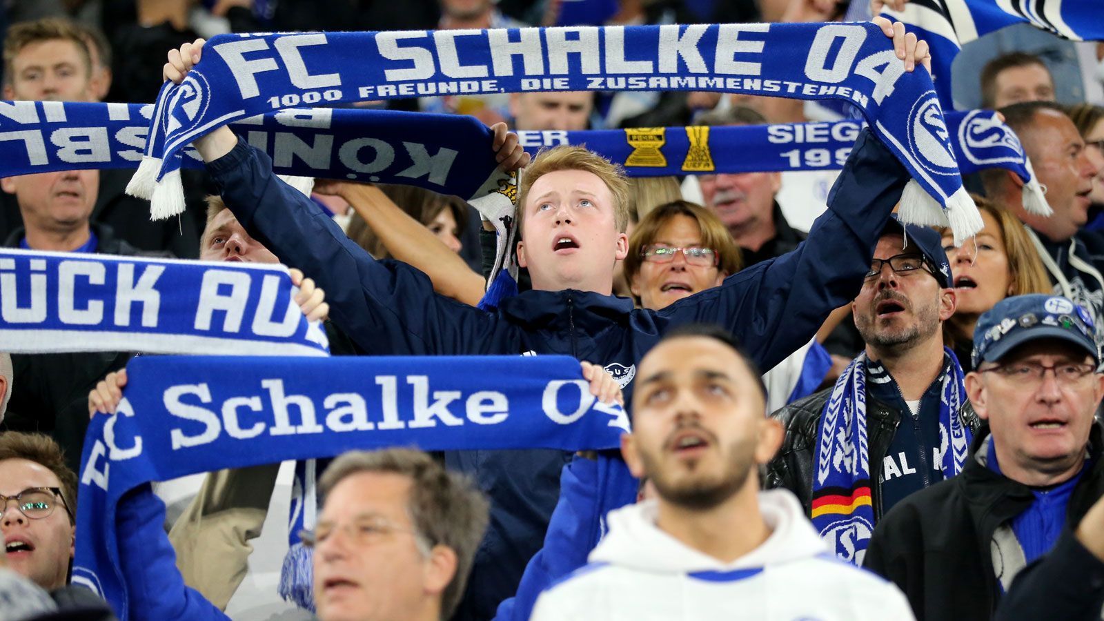 
                <strong>FC Schalke 04 </strong><br>
                Erwachsene (30-60 Jahre): 50 EuroErwachsene (18-29 Jahre): 25 EuroErwachsene (ab 61 Jahre): 35 EuroKinder und Jugendliche (7-17 Jahre): 12 EuroKinder (0-6 Jahre): 3 Euro
              