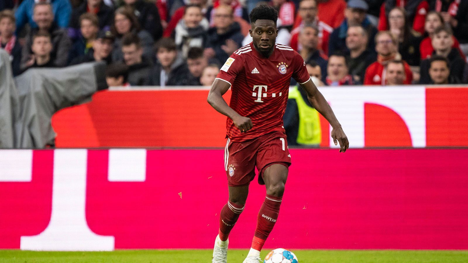 
                <strong>Alphonso Davies (28 Einsätze)</strong><br>
                Eine Herzmuskelentzündung bremste den Kanadier nach einer Corona-Infektion lange aus. Davor und danach erreichte der "Schienenspieler" im Nagelsmannschen System nicht immer seine Top-Form, möglicherweise auch weil sich die Gegner besser auf die Qualitäten Davies' eingestellt haben. Defensiv immer mal wieder mit kleinen Nachlässigkeiten. ran-Note: 3
              