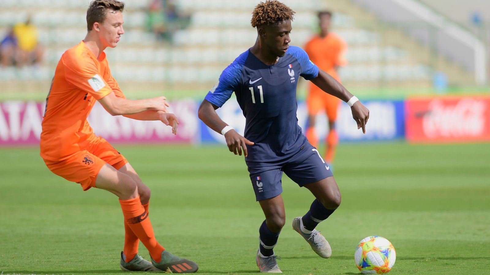 
                <strong>Nathanaël Mbuku (19 Jahre, Frankreich, Stade Reims)</strong><br>
                Nathanaël Mbuku erlebte vergangene Saison bei Stade Reims seinen Durchbruch. Der Offensivspieler absolvierte 32 Spiele in der 1. französischen Liga, erzielte vier Tore und bereitete zwei Treffer vor. Mit der französischen U17 Nationalmannschaft belegte er bei der Europameisterschaft im Jahre 2019 den 3. Platz, erzielte fünf Tore und wurde mit dem silbernen Ball ausgezeichnet.
              