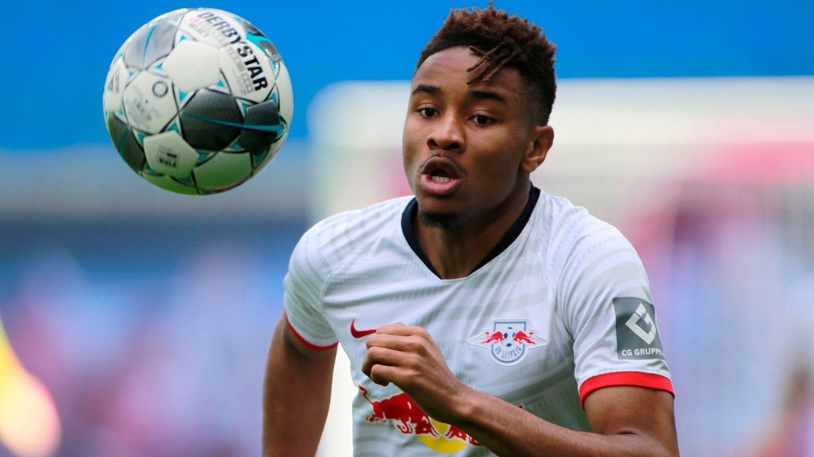 
                <strong>Christopher Nkunku (heute RB Leipzig)</strong><br>
                Bei RB Leipzig tummeln sich gleich zwei Ex-PSG-Juwele. Eines davon ist Christopher Nkunku. Der offensive Mittelfeldspieler wechselte im Sommer 2019 von Paris nach Leipzig und brachte seinem Ex-Klub eine ordentliche Ablösesumme ein. Immerhin soll Leipzig 13 Millionen Euro in die französische Hauptstadt überwiesen haben, nachdem der heute 22-Jährige davor zu 78 Einsätzen für die PSG-Profis kam. Dennoch schien Nkunku die dauerhafte Perspektive unter Coach Thomas Tuchel zu fehlen, weshalb er sich für einen Wechsel in die Bundesliga entschied. "Ich wusste eigentlich bereits im Jahr zuvor, dass ich gehen musste, aber Tuchel hat mir gesagt, dass er auf mich und junge Spieler setzt", sagte Nkunku zuletzt bei "France Football". In seiner ersten Saison in Leipzig tat sich Nkunku vor allem als Vorlagengeber positiv hervor, assistierte wettbewerbsübergreifend bei 16 Pflichtspiel-Treffern des Bundesligisten. 
              