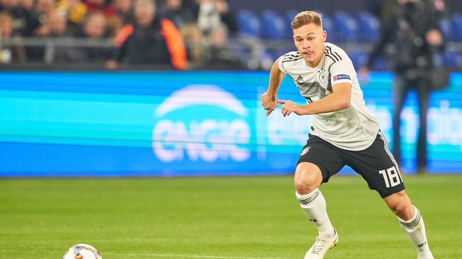 
                <strong>Joshua Kimmich (Bayern München/24/38)</strong><br>
                Kimmich hat das Potenzial, eine der prägenden Figuren der neuen Nationalmannschaft zu werden. Sowohl von der Leistung als auch von der Ansprache her, obwohl es zuletzt auch manch kritischen Blick auf seine Auftritte gab. Um klare Worte ist der Bayern-Rechtsverteidiger selten verlegen. Offen ist, ob Kimmich durch die Erschütterung in der DFB-Auswahl nicht vielleicht auch eine andere, zentralere Position erhält. Einer Rolle im defensiven Mittelfeld ist er sicherlich nicht abgeneigt.
              