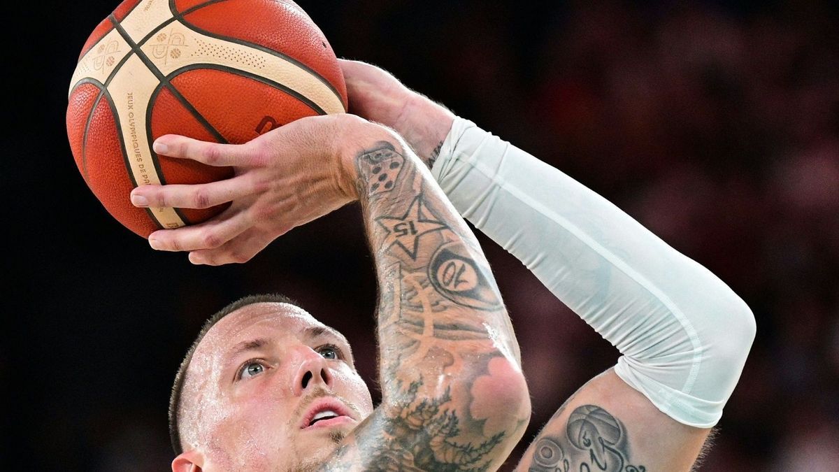 Daniel Theis feiert einen Sieg