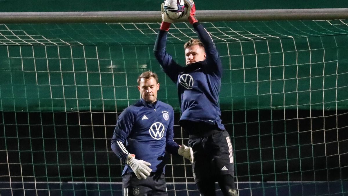 Torwart Bernd Leno (Deutschland) und Torwart Manuel Neuer (Deutschland) - Training Deutsche Nationalmannschaft auf dem Trainingsplatz D an der Volkswagen Arena in Wolfsburg - Fußball,Mann,Männer,De...