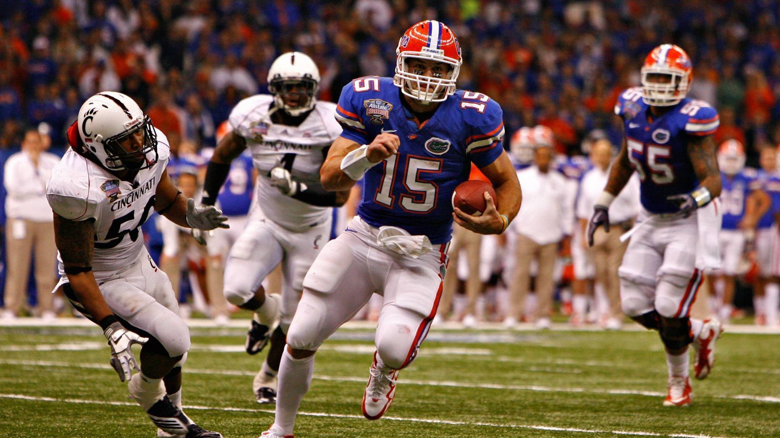 
                <strong>Florida Gators: Tebow "Time"</strong><br>
                ... der ehemalige Quarterback der Gators und später der Broncos, Jets und Patriots war zu seinen College-Football-Zeiten nicht nur außerhalb des Platzes eine Erscheinung. Er war der erste Sophomore, also College-Spieler im zweiten Jahr seiner Karriere, der jemals die Heisman-Trophäe gewann. Seit diesem Triumph im Jahr 2007 und vor allem seinem Draft im Jahr 2010 gab es keinen so starken Quarterback im Trikot der Gators mehr. Dass diese 10-Jahres-Dürre auf der Position nun vorbei ist, machte Kyle Trask letzte Woche beim Spiel bei Ole Miss mehr als deutlich. Das macht die Gators in diesem Jahr zu einem Favoriten auf den nationalen Titel.
              