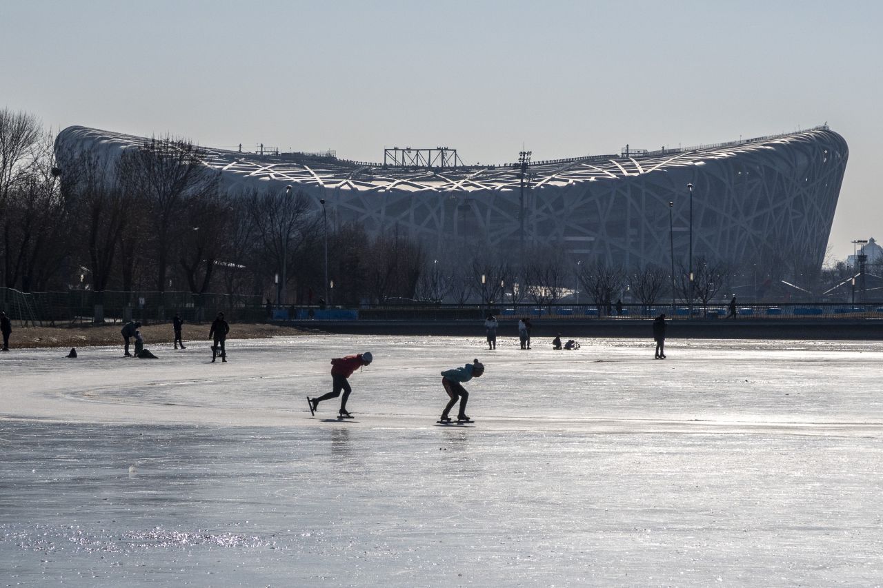 Das Nationalstadion: Das "Vogelnest", wie es aufgrund seiner Architektur auch genannt wird, ist ein Überbleibsel. Die Schweizer Architekten Herzog & de Meuron entwarfen es 2008 für die Sommerspiele. Die Bauzeit betrug 5 Jahre. Seitdem finden dort regelmäßig große Sportevents statt. Bei den Winterspielen steigen hier die Eröffnungs- und die Abschlussfeier. 