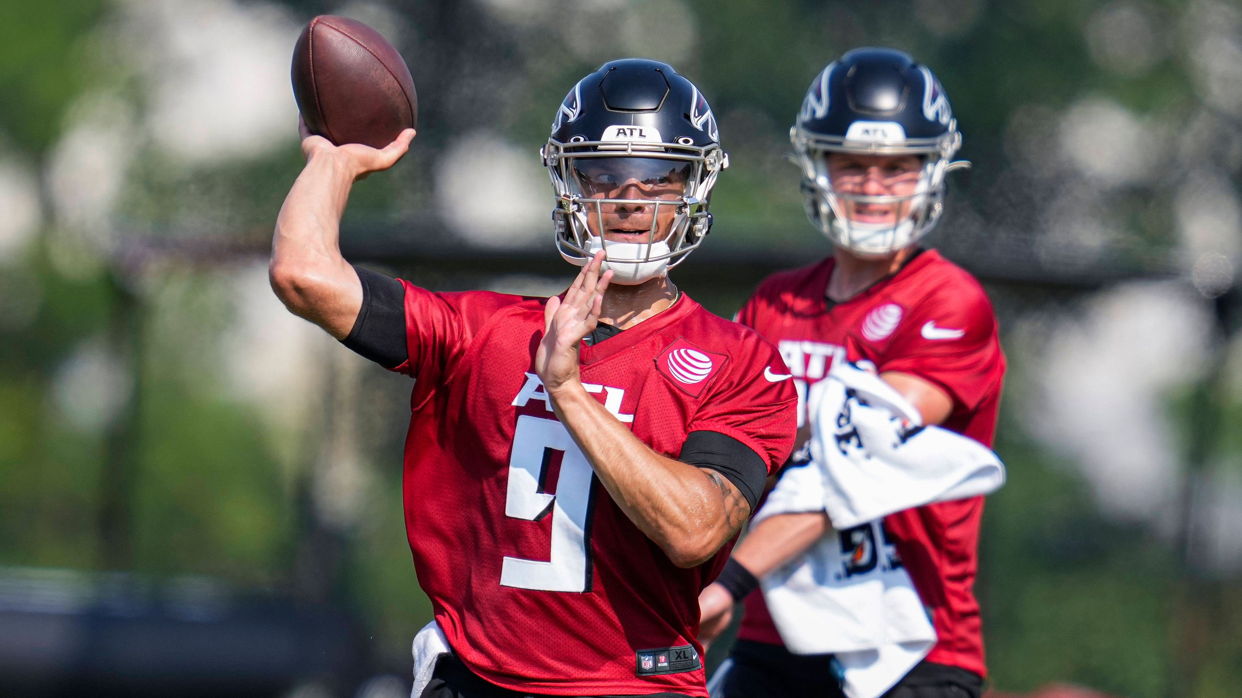 <strong>Atlanta Falcons: Desmond Ridder vs. Taylor Heinicke<br></strong>Heinicke zählt in der NFL zu den besseren Backups, muss aber wahrscheinlich Ridder (Foto) den Vorzug lassen. Der Drittrundenpick von 2022 startete bereits vergangene Saison vier Partien, hatte dort Aufs und Abs. Eine neue Chance dürfte er in der lauflastigen Falcons-Offense, die durchaus verstärkt wurde, trotzdem bekommen.&nbsp;