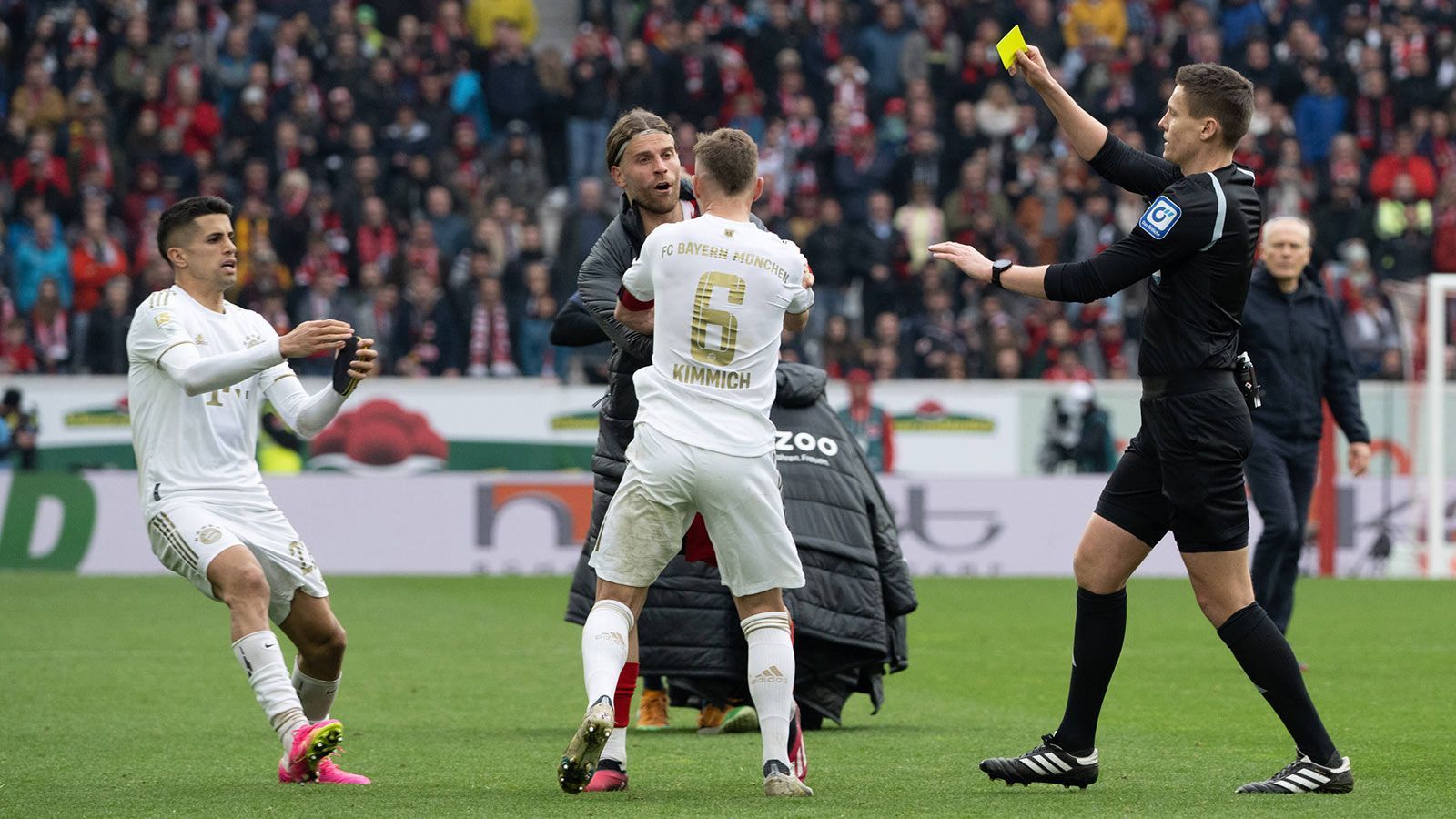 
                <strong>Verlierer: Joshua Kimmich</strong><br>
                Nach Abpfiff ließ Joshua Kimmich sich gleich mehrfach zu provokanten Jubelgesten in Richtung der Fankurve des SC Freiburg hinreißen, bevor er in der Kabine verschwand, ohne sich bei den mitgereisten Anhängern seines Vereins zu bedanken. Das Gefrotzel der Freiburger vor dem Spiel wegen des Pokalspiels am Dienstag waren zu viel für den Vize-Kapitän der Münchner. Solches Verhalten sollte eigentlich unter der Würde des 28-Jährigen sein. Zu viel Druck?
              