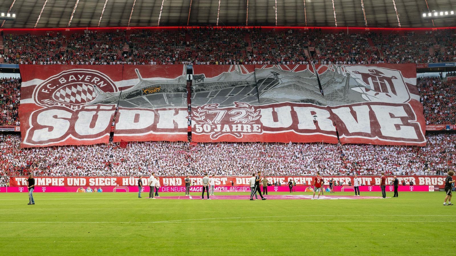 
                <strong>FC Bayern: Südkurve feiert 50. Geburtstag</strong><br>
                Am 4. Spieltag der Saison 2022/23 empfing der FC Bayern München zum Bundesliga-Klassiker Borussia Mönchengladbach. Schon vor dem Anstoß feierte die Münchner Südkurve ihren 50. Geburtstag mit einer imposanten Choreografie. Seit der Gründung im Jahr 1972 sind auf der Südkurve mit die treuesten Anhänger des deutschen Rekordmeisters - zunächst im Olympiastadion, nun in der Allianz Arena. 
              