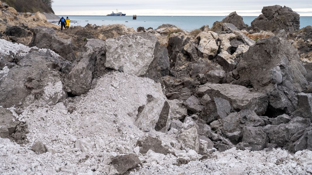 Kreide- und Mergelmassen liegen am Strand am Kap Arkona. Nach der jüngsten Sturmflut ist die Steilküste an der nördlichen Spitze Rügens auf breiter Front abgebrochen.