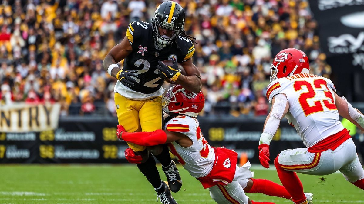 December 25, 2024, Hookstown, Pennsylvania, USA: Pittsburgh Steelers running back NAJEE HARRIS (22) gets wrapped up by Kansas City Chiefs linebacker DRUE TRANQUILL (23) during the NFL, American Foo...