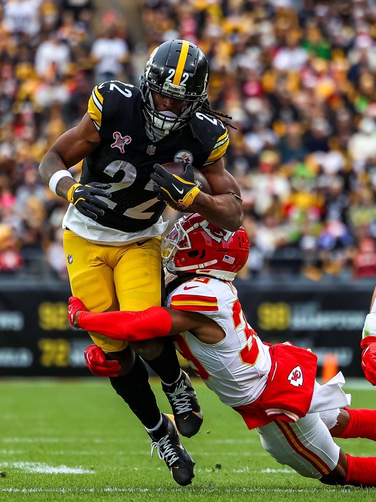 December 25, 2024, Hookstown, Pennsylvania, USA: Pittsburgh Steelers running back NAJEE HARRIS (22) gets wrapped up by Kansas City Chiefs linebacker DRUE TRANQUILL (23) during the NFL, American Foo...