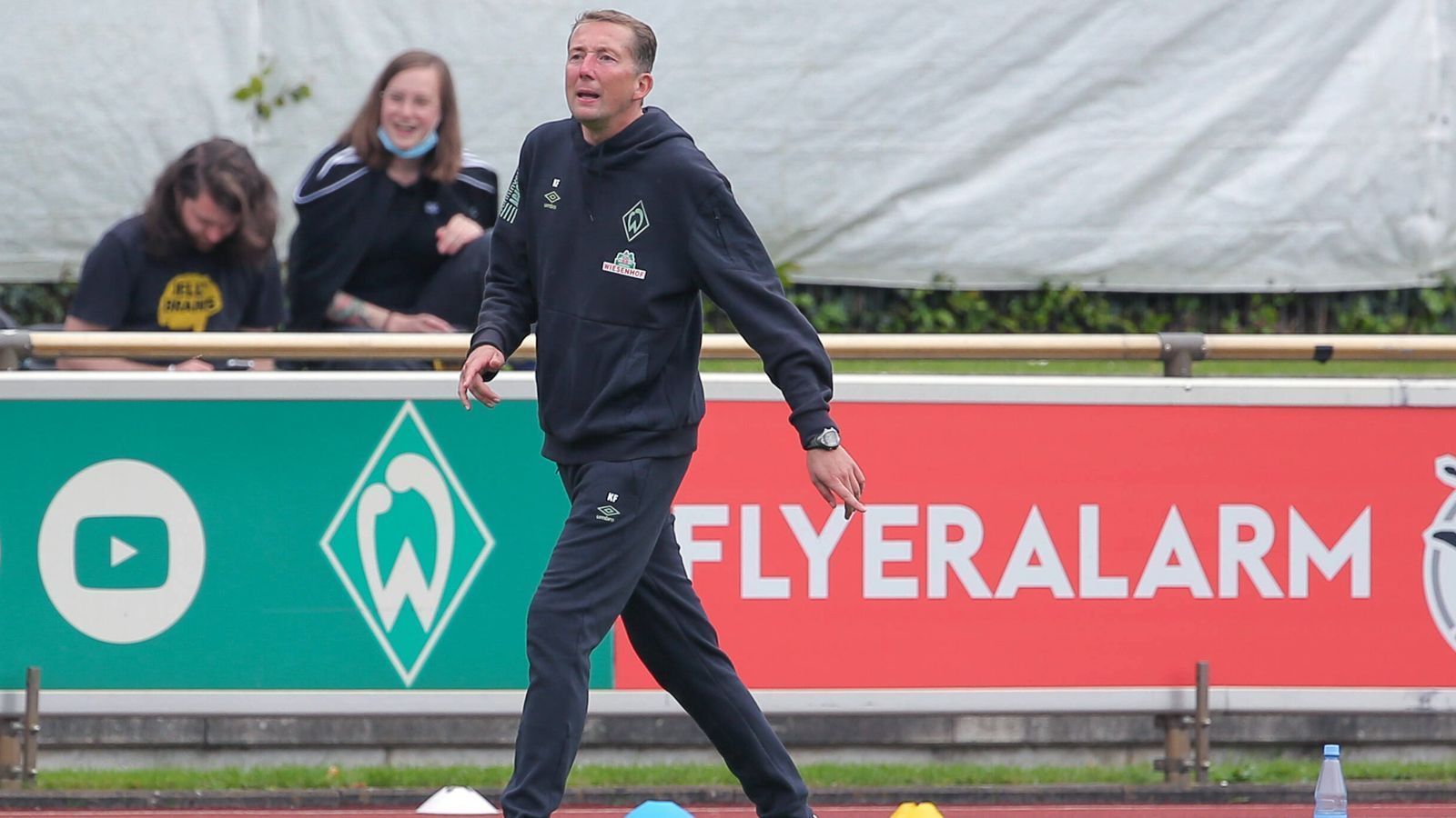 
                <strong>Konrad Fünfstück (SV Werder Bremen II)</strong><br>
                Eine interne Lösung ist bei Werder Bremen auch nie auszuschließen, weil man an der Weser in der jüngeren Vergangenheit mehrere Male diesen Weg beschritt, wenn man auf Trainersuche war. Viktor Skripnik, Alexander Nouri und Florian Kohfeldt wurden jeweils von der zweiten Werder-Mannschaft als Trainer zu den Profis befördert und konnten sich dabei teilweise längere Zeit behaupten. Wieso also nicht wieder auf eine interne Lösung zurückgreifen? Aktuell würde sich dafür etwa Amateure-Coach Konrad Fünfstück anbieten. Der 41-Jährige arbeitete in der Vergangenheit sogar bereits in der 2. Bundesliga, stand in der Saison 2015/16 beim 1. FC Kaiserslautern als Cheftrainer in der Verantwortung.
              