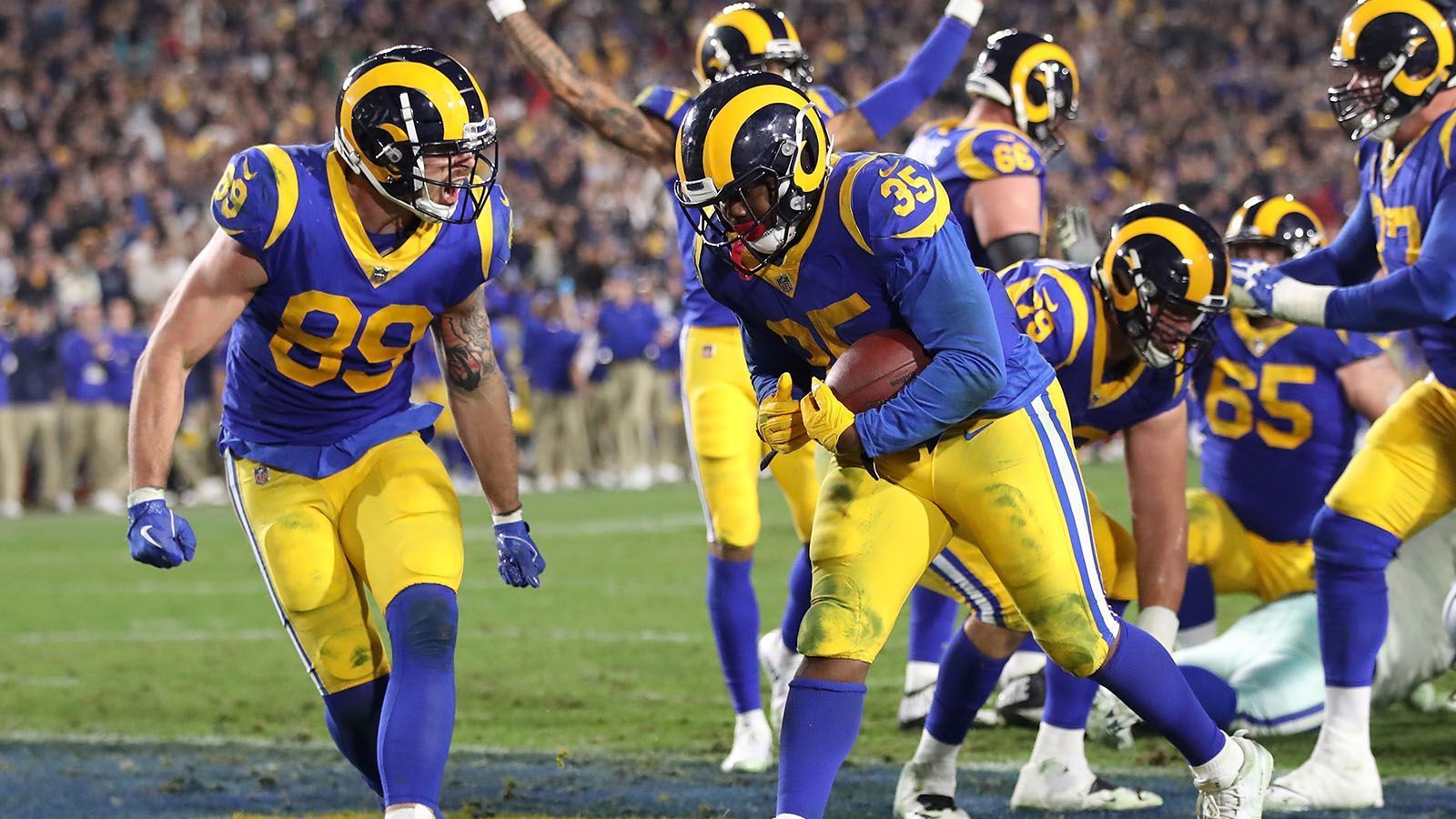 
                <strong>Platz 2: Los Angeles Rams (14-3 - letzte Woche Platz 2)</strong><br>
                Dass es im Power Ranking nicht zu Platz eins reicht, liegt vor allem daran, dass es die Rams nicht geschafft haben, auf beiden Seiten des Balles herausragend aufzutreten. Jared Goffs Passspiel ist noch nicht wieder so gut, wie es zu Beginn der Saison war und die Defense ist von allen vier verbliebenen Playoff-Teams wohl die schwächste. Der sonst gute Pass-Rush über Aaron Donald funktionierte gegen eine löchrige Cowboys-O-Line nicht wirklich (nur ein Sack). Was jedoch Hoffnung macht, war die in der Regular Season schwächelnde Laufverteidigung. Denn die ließ gegen Ezekiel Elliott, immerhin der Rushing-Leader der NFL, kaum etwas zu. "Zeke" erlief gerade einmal 47 Yards. Sollte das auch gegen Alvin Kamara und Mark Ingram von den Saints gelingen, winkt der Einzug in den Super Bowl.
              