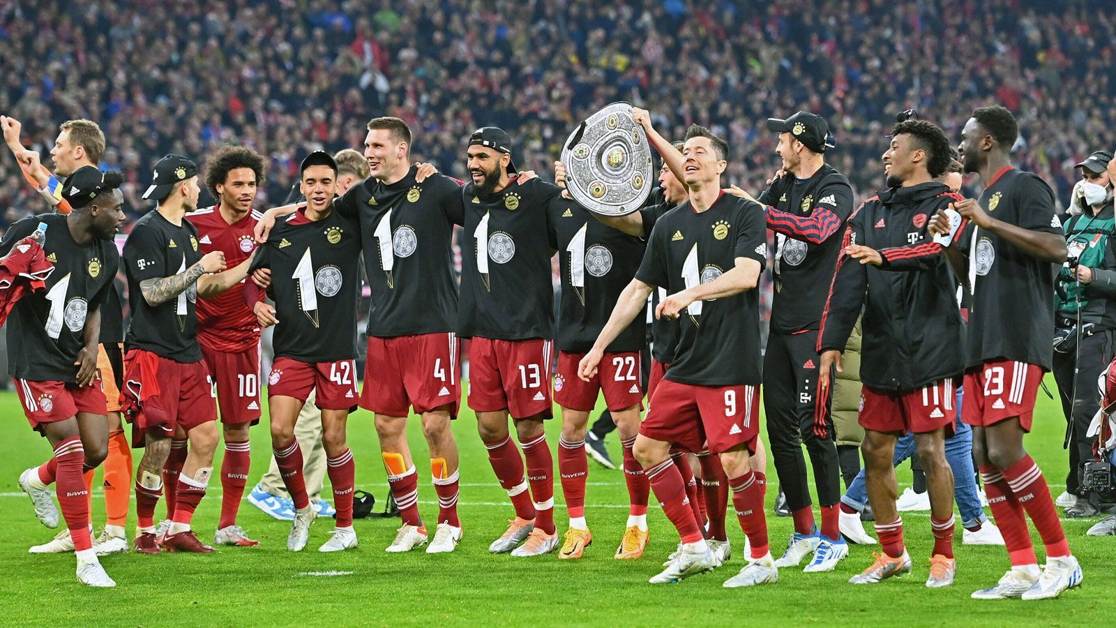 
                <strong>Meisterfeier mit Schalen-Double</strong><br>
                Wie sich die Bilder doch gleichen: Im zehnten Jahr in Folge feiert die Mannschaft des FC Bayern München die Meisterschaft. Diesmal nach einem 3:1 über Borussia Dortmund am 31. Spieltag. Mit dabei neben eigens kreierten Shirts: ein Schalen-Double.
              