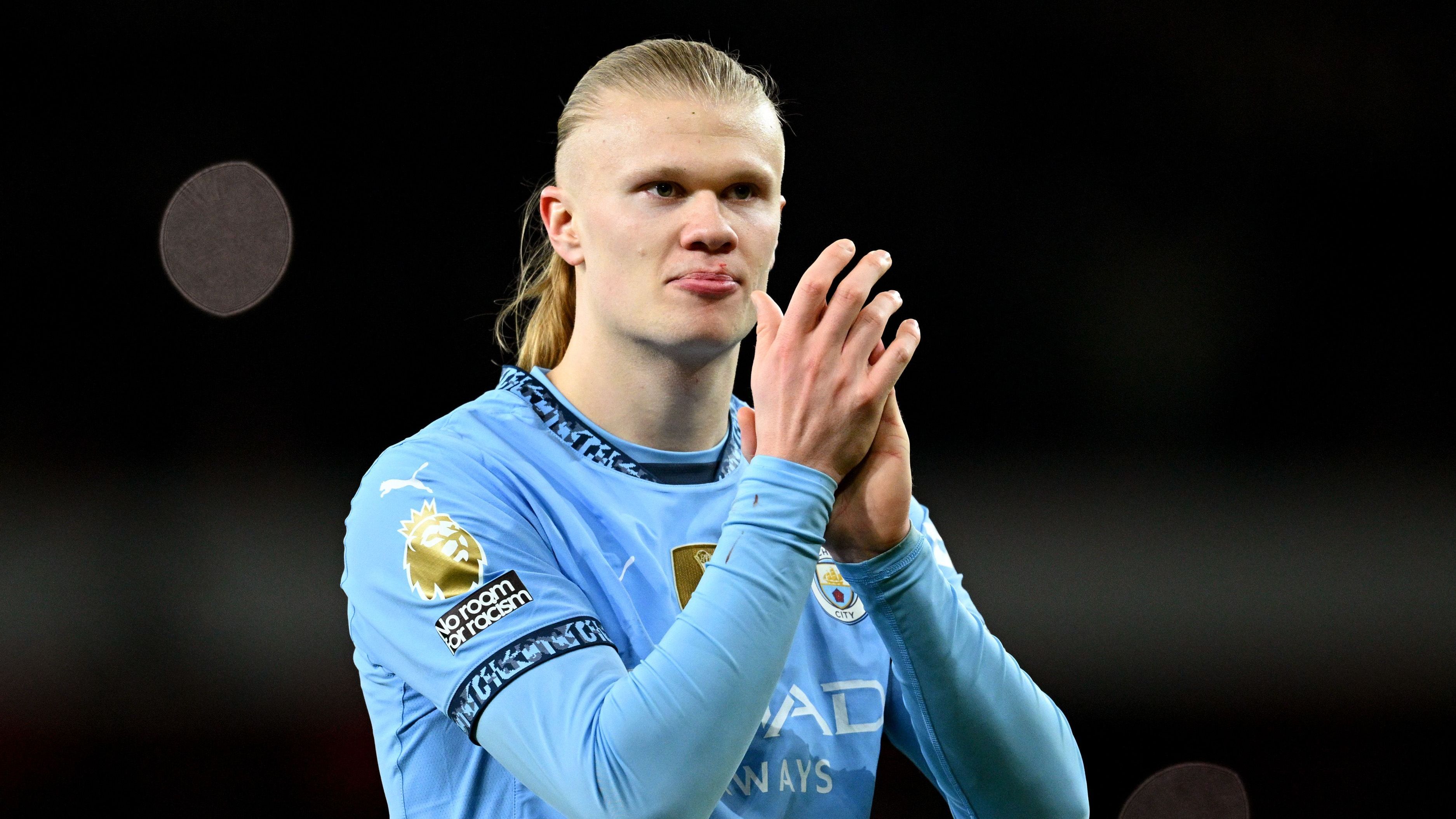 <strong>Erling Haaland (Manchester City)</strong><br>Doch damit nicht genug. Offenbar soll es noch weitere Klauseln in Haalands Vertrag geben. Zuletzt hieß es, dass er vorzeitig wechseln könnte, wenn ein passendes Angebot von Real Madrid, Paris Saint-Germain und FC Barcelona eingehen sollte. Transferexperte Fabrizio Romano nennt 2029 zudem als möglichen vorzeitigen Wechselzeitpunkt. Über konkreten Zahlen für die Ausstiegsklausel(n) ist jedoch nichts bekannt.