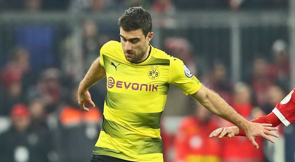 
                <strong>Sokratis</strong><br>
                Dem Abwehrchef geht es teilweise zu schnell. So grätscht er häufiger ins Leere. Erst nach der Umstellung auf Viererkette läuft es besser - auch weil die Dortmunder besser ins Spiel finden. In der Nachspielzeit verfehlt sein Kopfball nur knapp das Bayern-Tor. ran-Note: 4
              