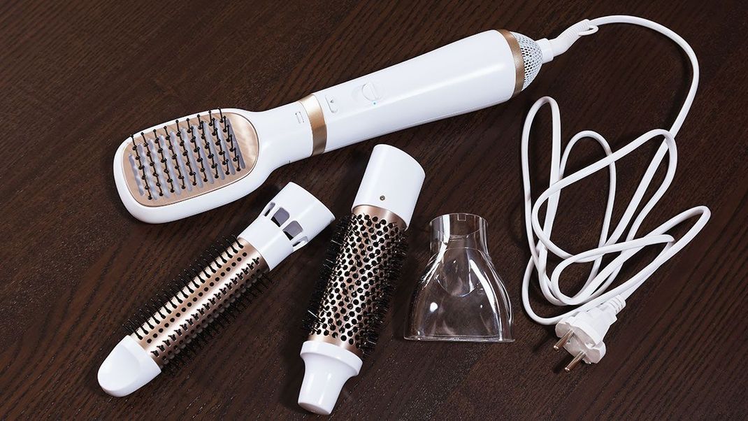 Es gibt die unterschiedlichsten Hairstyling-Tools – doch was genau ist eine Hot Brush und wie funktioniert dieses Styling-Tool? Hier findet ihr die Antworten!