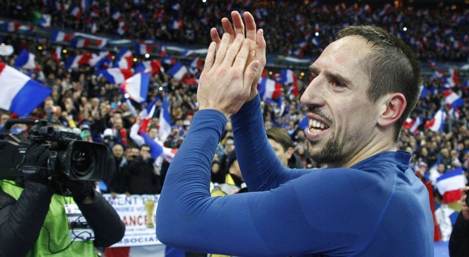 
                <strong>Franck Ribery</strong><br>
                Franck Ribery (Frankreich)2006 stand Franck Ribery mit Frankreich ganz kurz vor dem großen Wurf. Doch nachdem er im WM-Finale gegen Italien ausgewechselt wurde, unterlag die Equipe Tricolore in der Elfmeterlotterie gegen Italien. Ribery und die Nationalmannschaft war danach keine Erfolgsgeschichte mehr. Dafür gewann der inzwischen 35-Jährige mit dem FC Bayern alle bedeutenden Vereinstitel. Und Fußballer Europas wurde er im Jahr 2013 auch noch. 
              