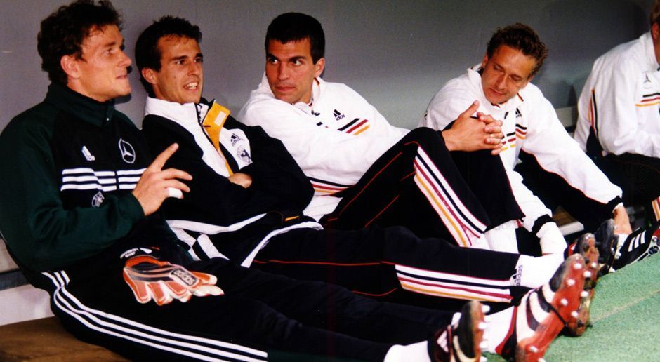 
                <strong>Die Nationalelf-Karriere des Horst Heldt</strong><br>
                Drei weitere Male fand sich Heldt (re.) auf der Bank der Nationalmannschaft wieder. Seinen zweiten und letzten Einsatz erlebte er beim Confederations Cup 1999 gegen die USA. Heldt musste in der 60. Minute raus. Auch dieses Spiel ging verloren. Ben Olsen und Joe-Max Moore trafen zum 2:0-Sieg der US-Boys über die Elf von Trainer Erich Ribbeck.
              