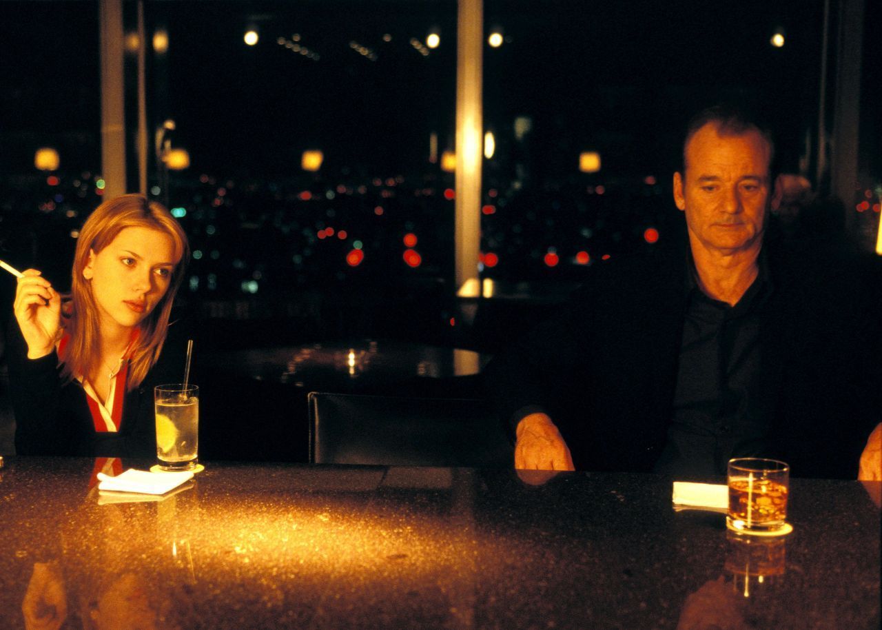 In einem Hotel in Tokio entwickelt sich zwischen zwei "verlorenen" Menschen eine ungewöhnliche Freundschaft. Der in die Jahre gekommene Schauspieler Bob (Bill Murray) ist für einen Whiskey-Werbespot angereist, die junge Charlotte (Scarlett Johansson) begleitet ihren Mann auf Geschäftsreise. Die Hauptdarsteller:innen des Films "Lost in Translation" (2003) treffen sich in der Hotelbar... 