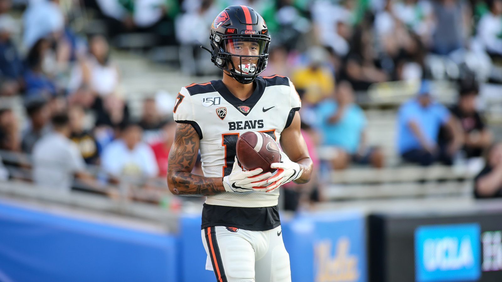 
                <strong>Isaiah Hodgins (Oregon State Beavers)</strong><br>
                Seit 2017 ist der Wide Receiver für die Oregon State Beavers aktiv. In dieser Spielzeit konnte der 21-Jährige 1.171 Yards erlaufen. Dabei fing er 13 Touchdown-Würfe.
              