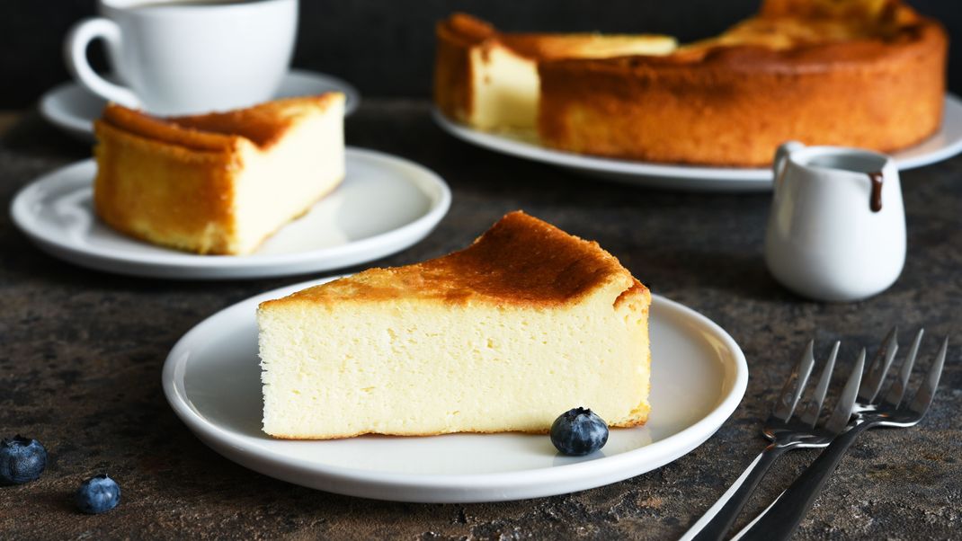 Käsekuchen ohne Boden mit Vanillepuddingpulver und Quark.