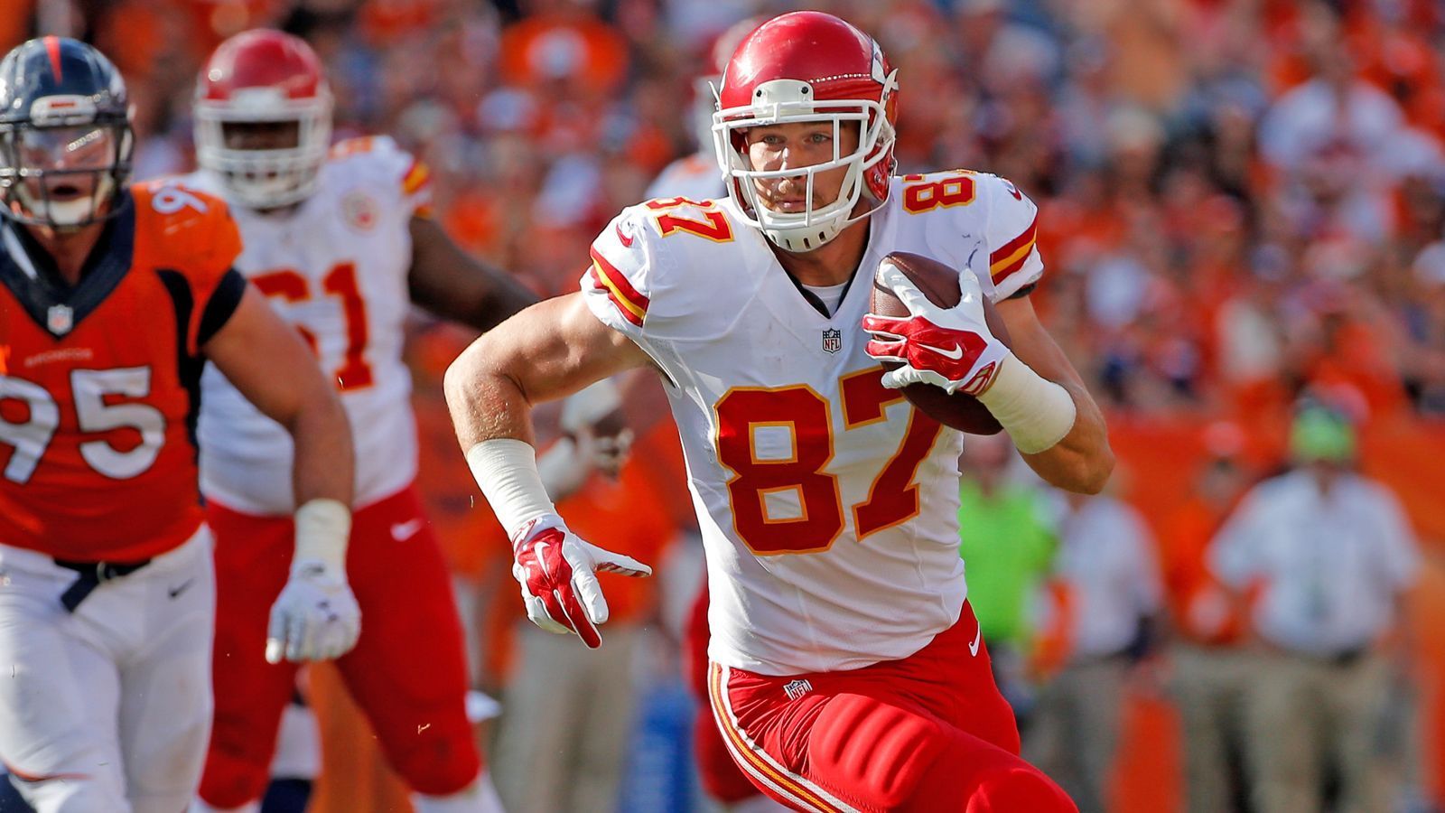 
                <strong>Kelce vs. Kittle: Receiving </strong><br>
                Dafür fängt der Chiefs-Star mehr Touchdown-Pässe: In 96 Partien sind es bei Kelce 37 (im Schnitt 0,38 pro Spiel) - bei Kittle zwölf Touchdowns in 45 Spielen (im Schnitt 0,27 pro Spiel). Kittle ist mit dem Ball in der Hand brandgefährlich. In dieser Saison kommt er auf 626 Yards nach dem Catch, bei Kelce sind es nur 415, obwohl Kelce mehr Catches auf dem Konto hat (97 zu 85).
              