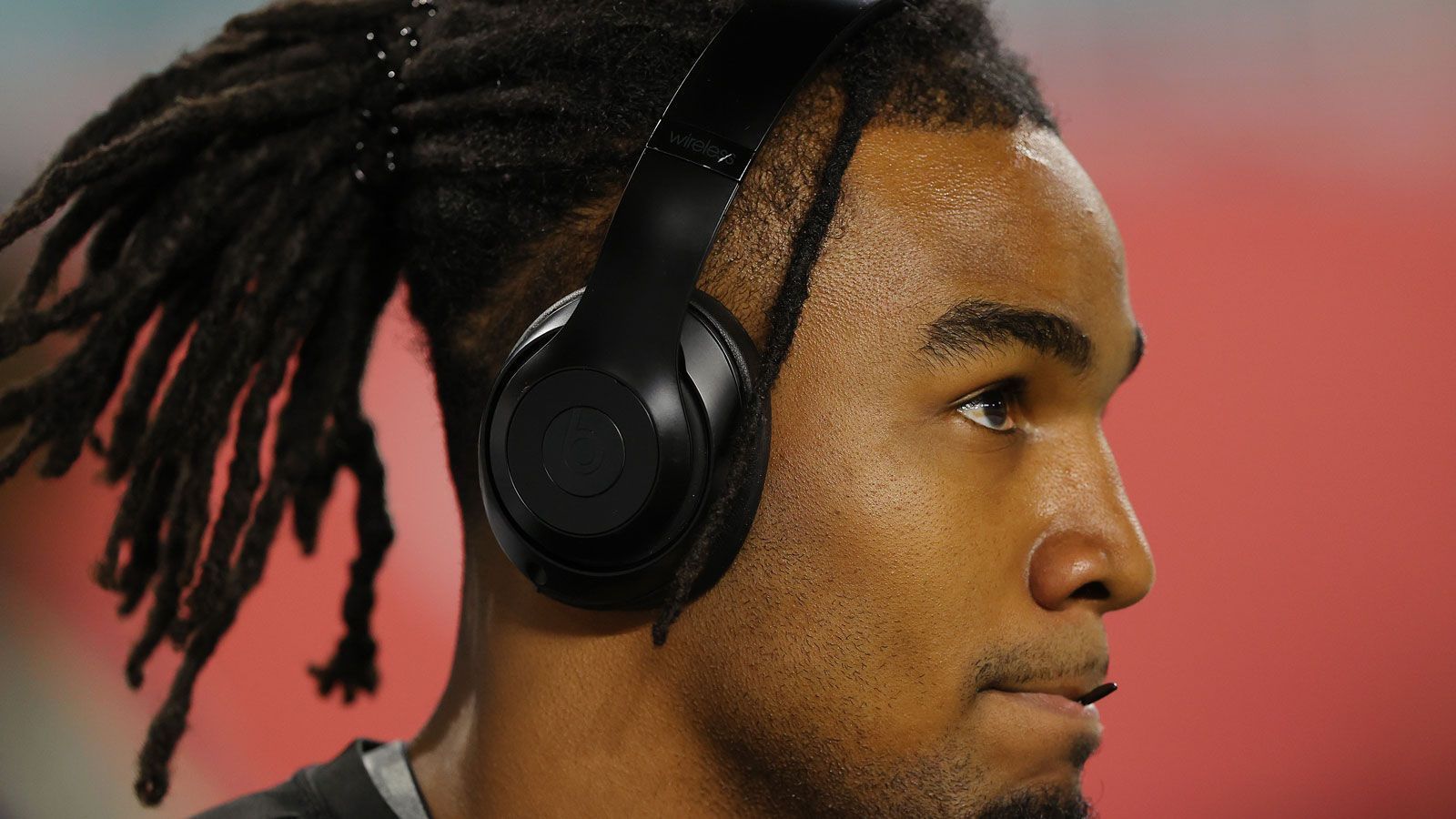 
                <strong>16. Pick: Arizona Cardinals - Jaylen Waddle (Wide Receiver)</strong><br>
                Ein Steal für die Cardinals. Waddle bringt unfassbare Geschwindigkeit mit, die er auch bei Richtungswechseln in der Route beibehält. Neben Hopkins und Green eine Waffe, die Kyler Murray mit der Qualität noch fehlt, denn Waddle ist mehr als ein reiner Speedster. Läuft seine Routen geschmeidig und fängt Bälle auch in Bedrängnis konstant.
              