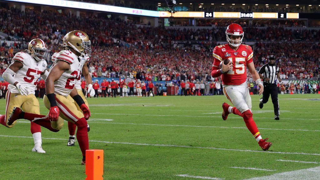 
                <strong>Patrick Mahomes bog die weiße Weste in 2019</strong><br>
                Eine der Niederlagen für weiß gekleidete Teams gab es jedoch im vergangenen Jahr. Patrick Mahomes gewann gegen die San Francisco 49ers mit 31:20 nach einem Comeback im vierten Quarter. Das Ganze in derselben Uniform, die er auch gegen die Buccaneers tragen wird ...
              