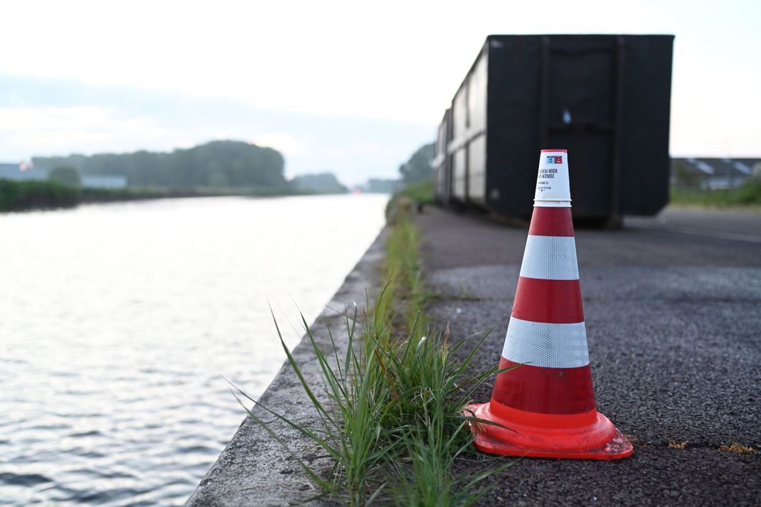 In einem Kanal fand die niederländische Polizei die Leichen der Kinder. (Symbolbild)