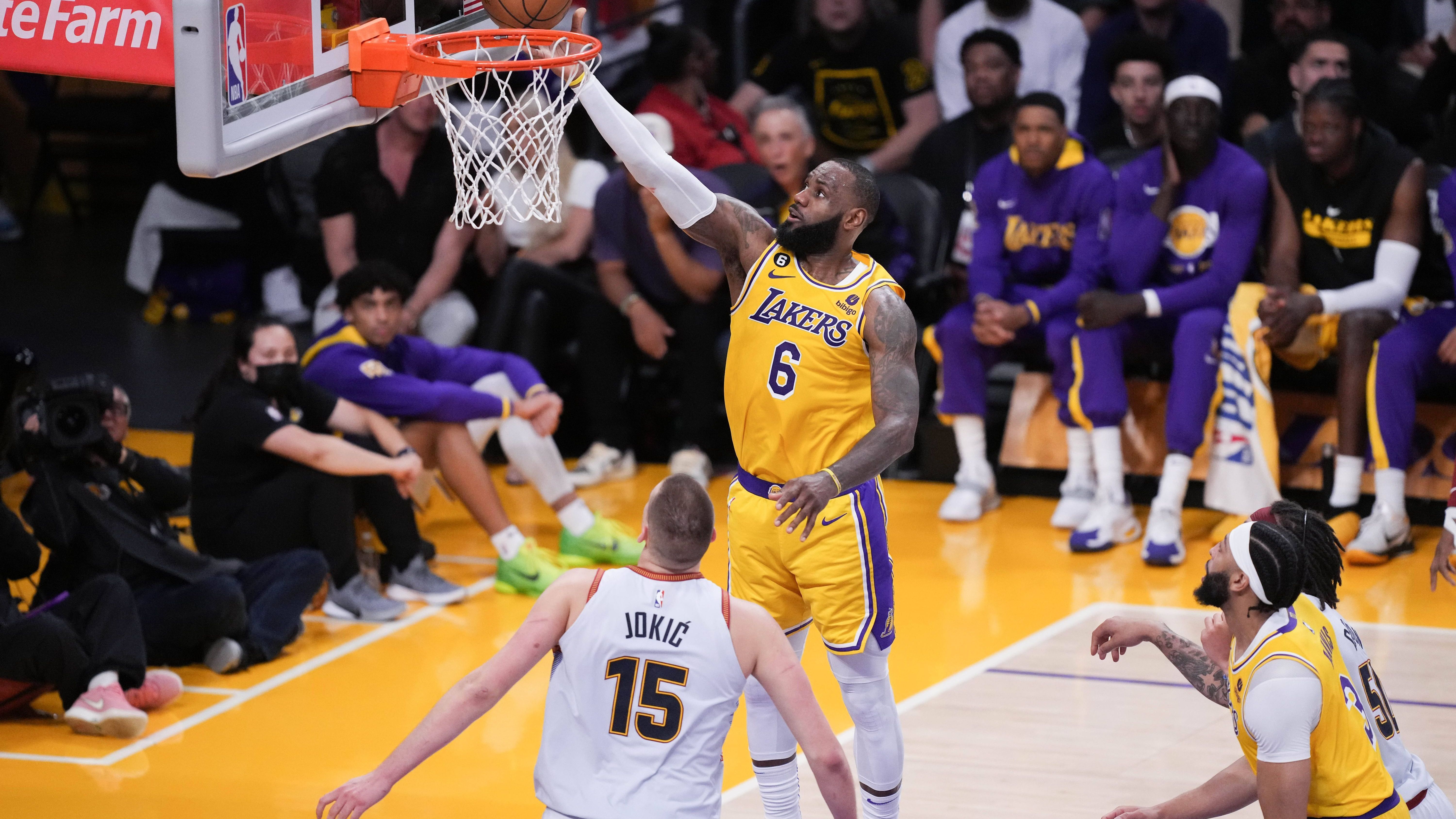 <strong>NBA All-Star-Game: Die nominierten Spieler der Western und der Eastern Conference</strong><br>Die NBA (<a href="https://www.ran.de/sports/basketball/nba/news/nba202324-live-uebertragung-im-free-tv-auf-prosieben-maxx-und-im-kostenlosen-livestream-auf-rande-und-joyn-323386">live und kostenlos auf ProSieben MAXX, Joyn, ran.de und in der ran-App</a>) hat die 24 Akteure für das All-Star-Game zwischen Western und Eastern Conference am 19. Februar mitgeteilt. Zum 20. Mal ist auch LeBron James dabei - ein NBA-Rekord! <em><strong>ran</strong></em> zeigt die Mannschaften der beiden Conferences. (Stand: 8. Februar 2024)