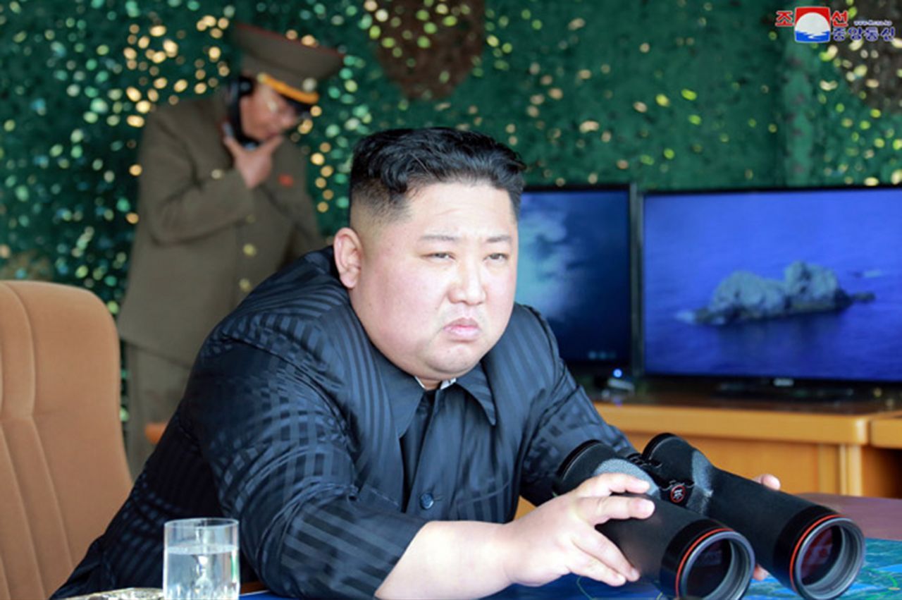 Wegen solcher Aufnahmen ist Kim Jong-un weltbekannt. Dieses Anfang 2019 von der KCNA veröffentlichte Bild zeigt ihn bei der Überwachung einer militärischen "Schlagübung". In derartigen Provokationen sieht Nordkoreas Führung unter anderem ein Druckmittel für Verhandlungen mit anderen Staaten.