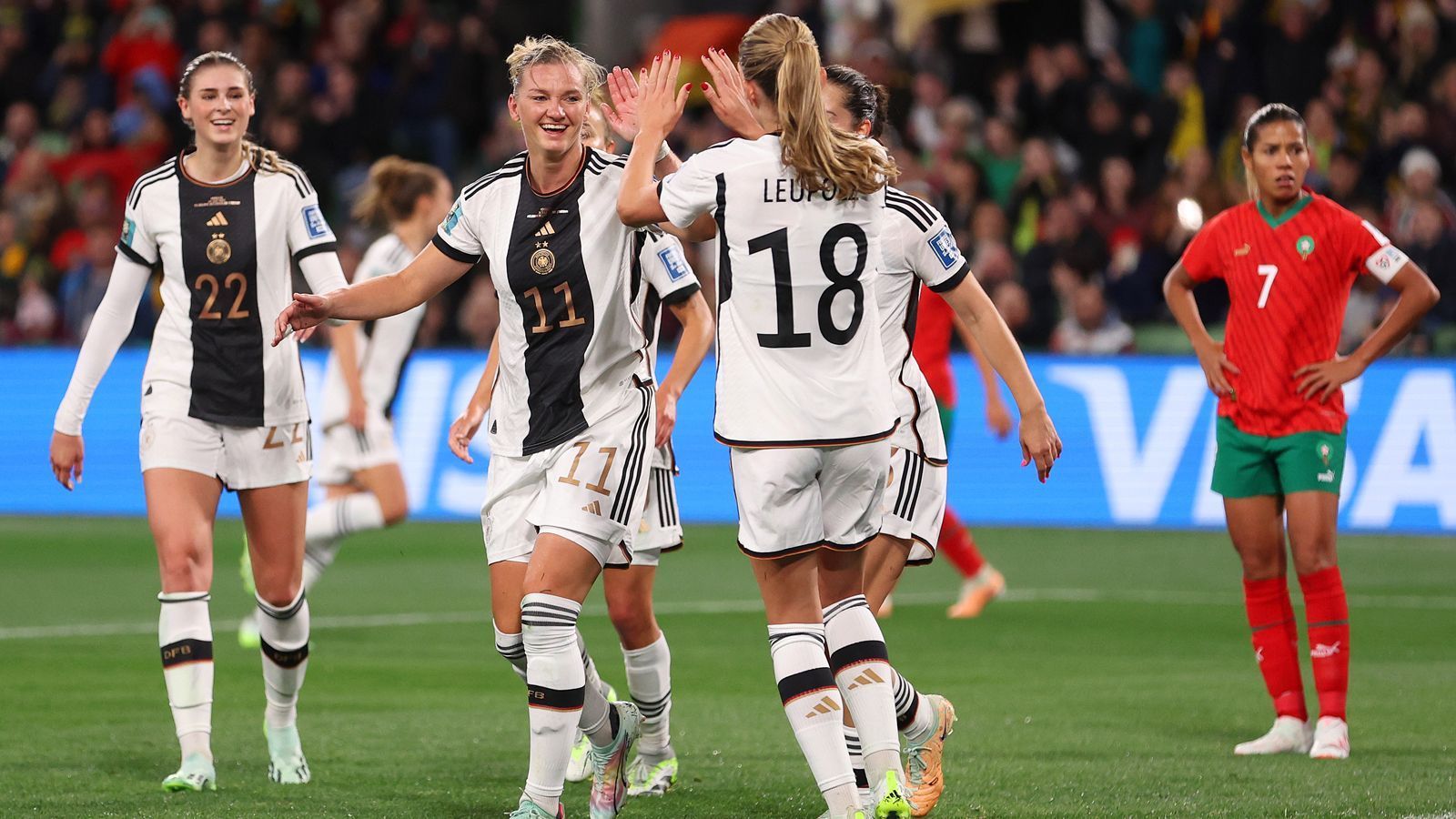 
                <strong>Schützenfest gegen Marokko! Die Noten der DFB-Frauen zum WM-Auftakt</strong><br>
                Was für ein Einstand in die WM! Die deutschen Frauen gewinnen in Melbourne ihr Auftaktspiel gegen Neuling Marokko klar und deutlich mit 6:0 (2:0) und senden damit auch ein Zeichen an die Konkurrenz. ran hat die Noten zu den DFB-Spielerinnen.
              