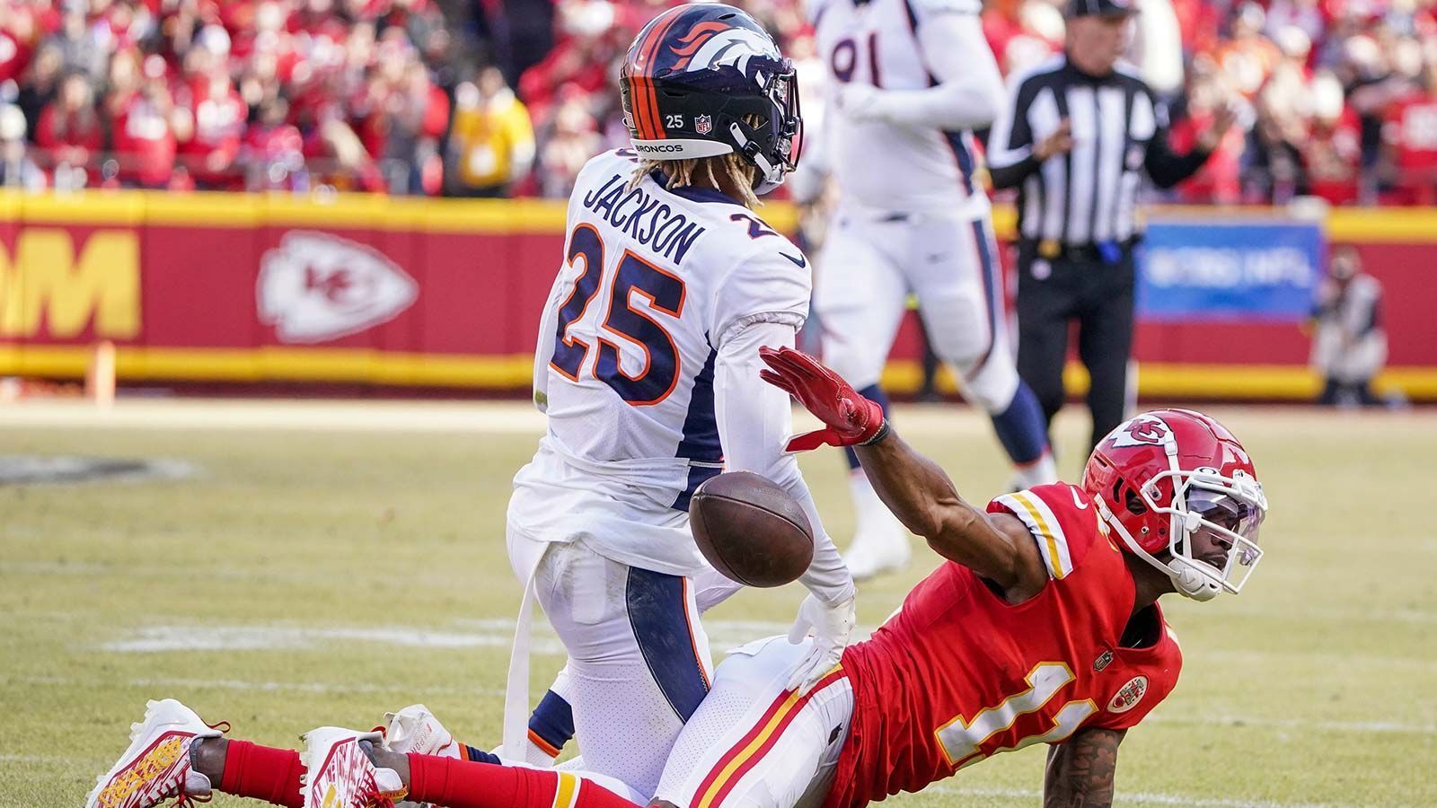 
                <strong>Denver Broncos – TE</strong><br>
                Auf den ersten Blick offenbart der Kader der Denver Broncos kaum Schwächen. Umso überraschender war das schlechte Abschneiden in der vergangenen Saison. Eine Position auf der die Broncos aber echten Bedarf haben, ist die des Tight End. Greg Dulcich spielte zwar ein solides Jahr, doch in diesem Draft-Jahrgang kann Denver sich auch mit seinem ersten Pick in Runde drei noch verstärken – und sei es nur um die Gruppe zu vertiefen.
              