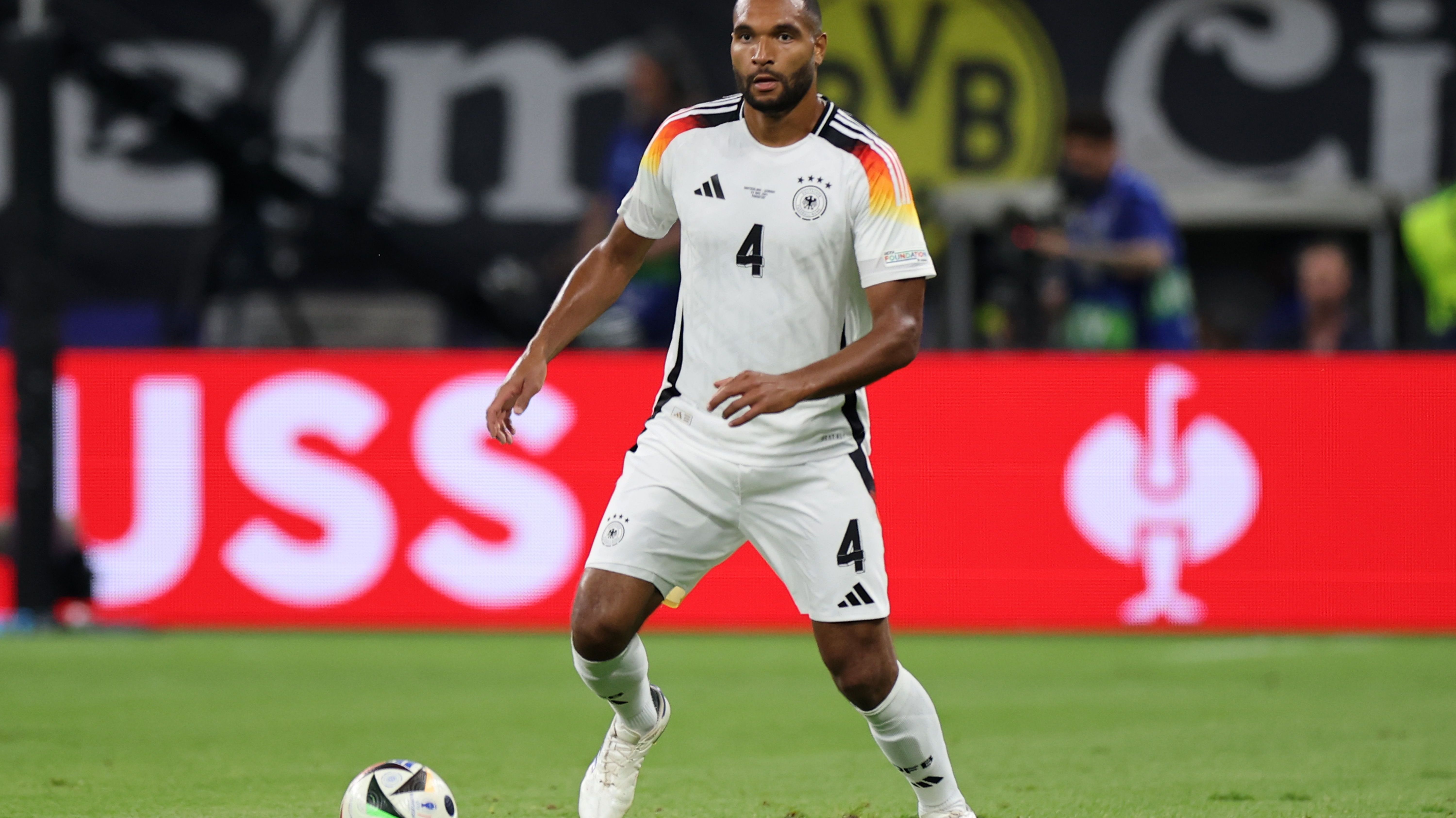 <strong>Jonathan Tah (Bayer Leverkusen)</strong><br>Und nun die Wende der Wende? Wie der "kicker" am Freitag berichtet, habe der FC Bayern eine zweite Offerte unterbreitet. Demnach habe man die ursprünglichen 18 Millionen Euro auf 20 Millionen Euro erhöht und noch fünf Millionen Euro Bonuszahlungen draufgelegt. Allerdings spekuliert das Fachmagazin, dass der Werksklub das Angebot ablehnen werde.