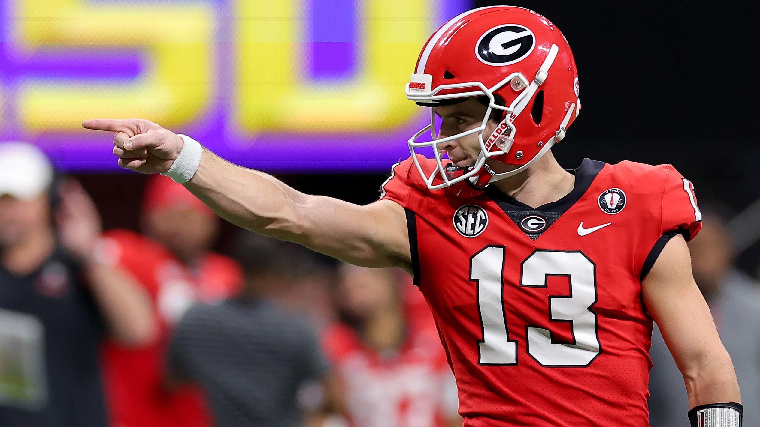 
                <strong>Georgia Bulldogs: Stetson Bennett</strong><br>
                Wenn Stetson Bennett für die Bulldogs als Quarterback startete, ging in den vergangenen beiden Saisons alle Spiele bis auf eins für die Bulldogs aus. Im Halbfinale gegen die Ohio State Buckeyes legte er drei Touchdown-Pässe auf und brachte es bei 23 von 34 angekommenen Würfen auf 398 Passing Yards. Im Verlauf der Saison fanden über 68 Prozent seiner Pässe einen Abnehmer, dazu kommen acht Rushing Touchdowns. 
              