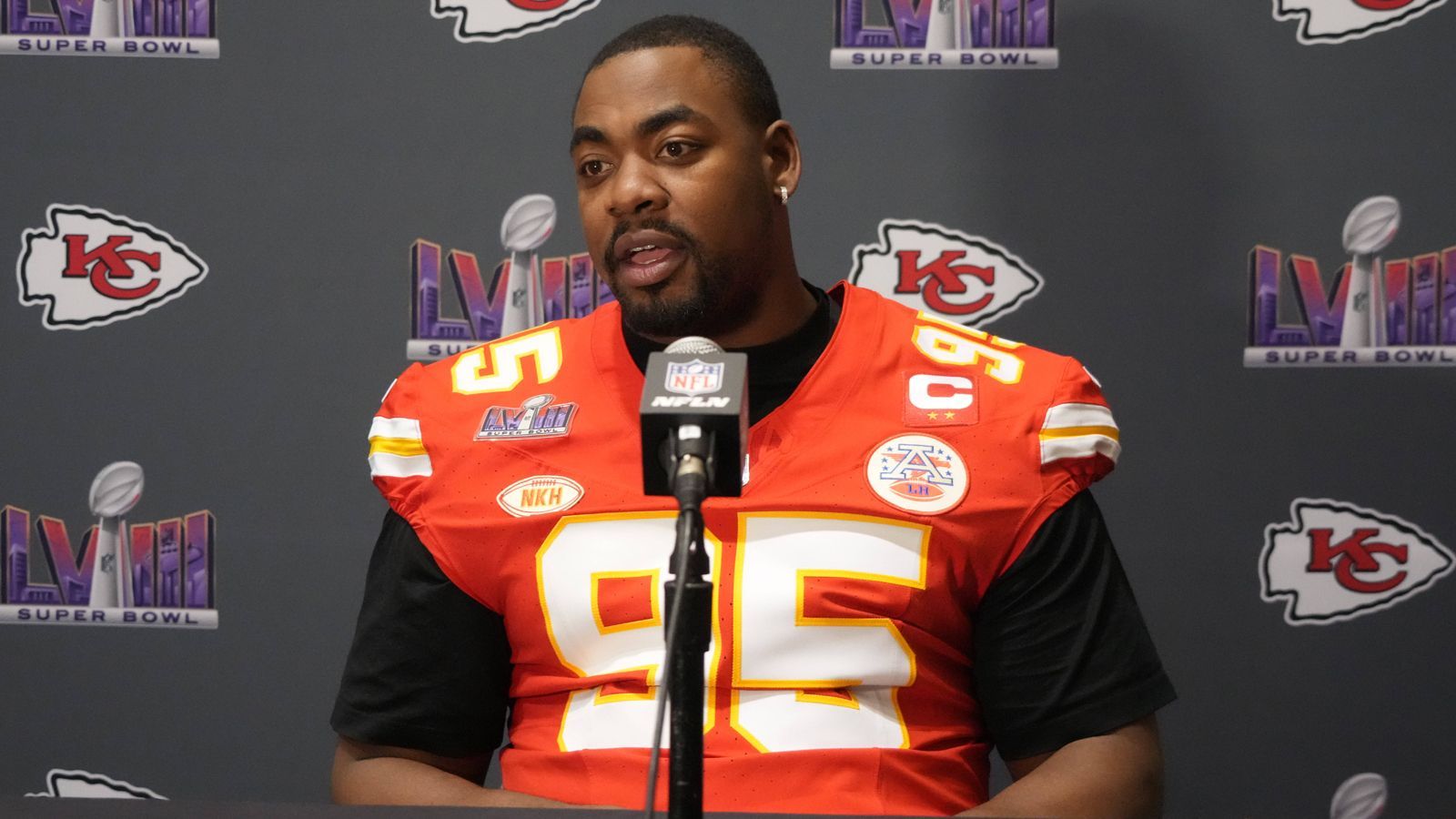 <strong>Platz 10: Chris Jones</strong><br><strong>Team:</strong> Kansas City Chiefs<br><strong>Position:</strong> Defensive End<br>Zum Glück konnte das finanzielle Drama zu Beginn der Saison schnell aus der Welt geschafft werden. Jones ist der beste Spieler der Chiefs-Defense und deren Anführer. In Momenten, die das Spiel entscheiden, fühlt er sich am wohlsten. Er wird ein Problem für die O-Line, er wird ein Problem für Purdy.