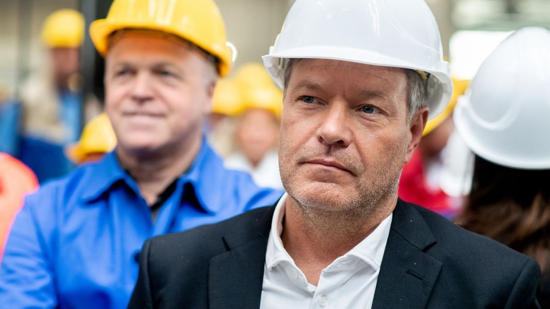 19. September 2024, Niedersachsen, Papenburg: Robert Habeck (Bündnis 90/Die Grünen), Bundesminister für Wirtschaft und Klimaschutz, steht während einer Betriebsversammlung in einer Werfthalle der Meyer Werft. Im Hintergrund steht Ralf Schmitz, Chefsanierer der Meyer Werft. Auf einer Reise durch den Nordwesten besucht der Bundeswirtschaftsminister mehrere Unternehmen in Niedersachsen.