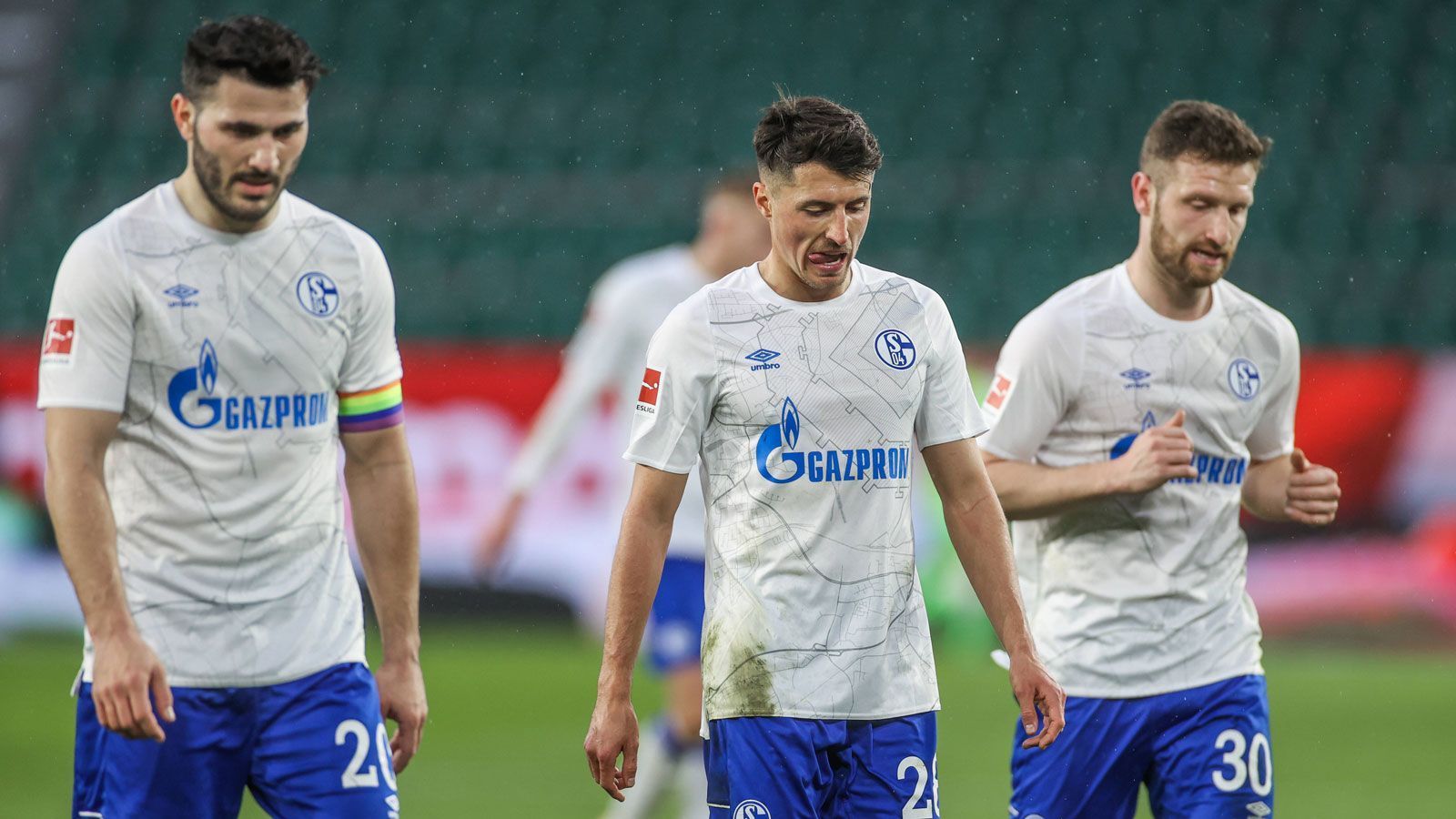 
                <strong>FC Schalke 04</strong><br>
                Durch die 0:1-Pleite gegen Bielefeld ist der Schalker Abstieg besiegelt - und das trotz namhafter Verpflichtungen in der Winterpause. Die Verteidiger Sead Kolasinac und Shkodran Mustafi (beide FC Arsenal) konnten keine Stabilität verleihen und leisteten sich teilweise kapitale Aussetzer. Stürmer Klaas-Jan Huntelaar (Ajax Amsterdam) geht zwar als Leader voran, stellt aber alles andere als eine Gefahr für die gegnerischen Abwehrreihen dar und fiel zudem mehrere Partien mit einer hartnäckigen Wadenverletzung aus. Alles in allem sind die Auftritte der Neuzugänge wie die der gesamten S04-Mannschaft: nicht bundesligatauglich.
              