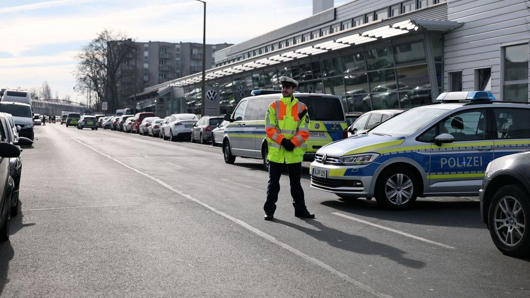 Polizisten sicherten nach dem Einsatz den Ort des Geschehens ab.