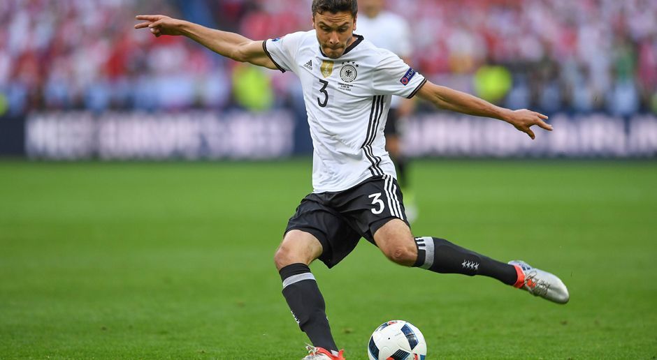 
                <strong>Jonas Hector</strong><br>
                Jonas Hector: War eher Flügelspieler als Außenverteidiger. Offensiv fast immer auf Höhe des Sechszehners eine fähige Anspielstation. Defensiv allerdings mit Unsicherheiten und Stellungsfehlern. ran-Note: 3-
              